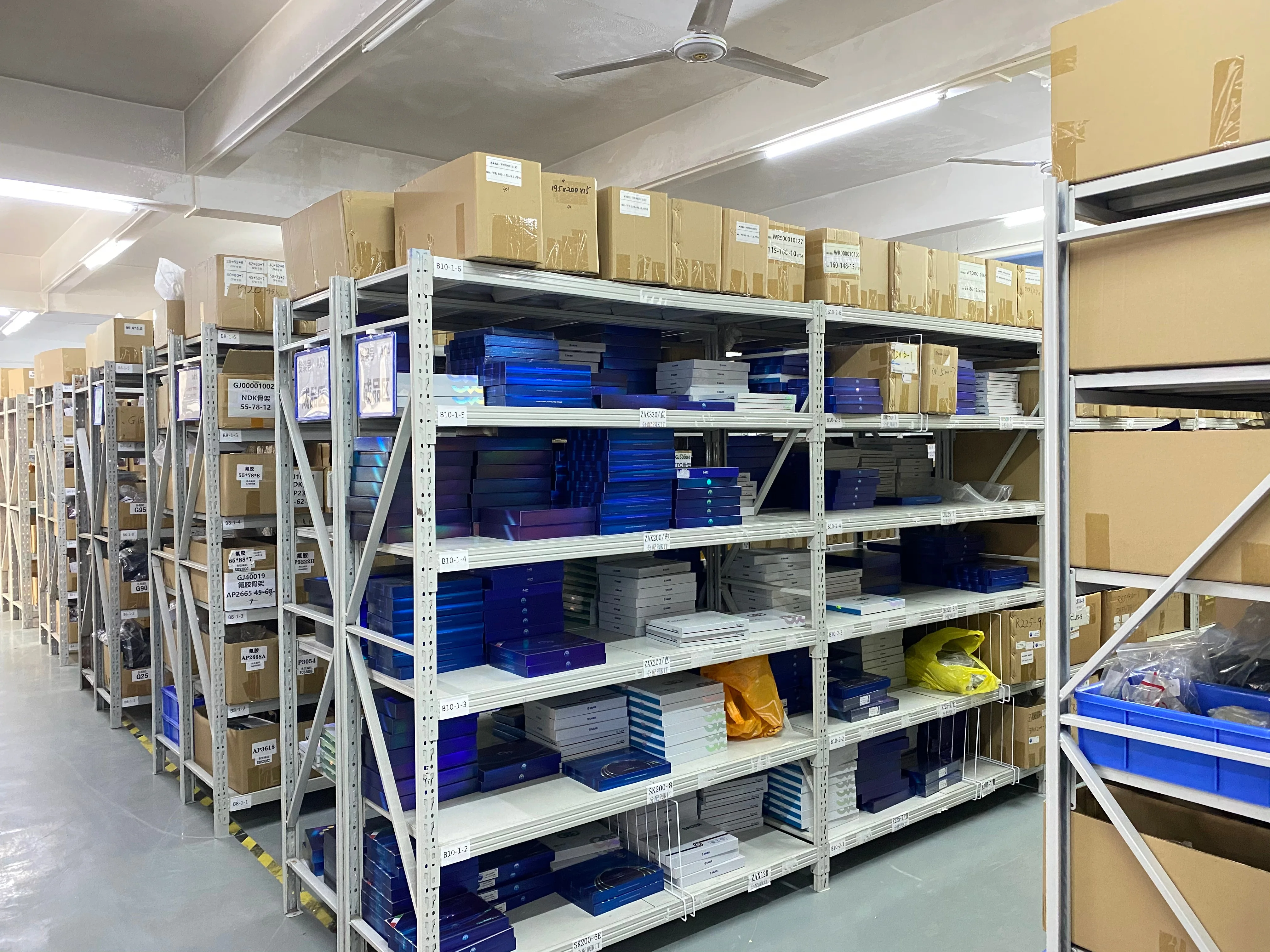 Packaged hydraulic seal kits organized by reference in the DJF warehouse